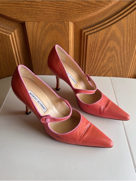 Manolo Blahnik Shoes - Manolo Blahnik Bubblegum Pink Patent Leather
Mary Jane Pumps EU 38.5